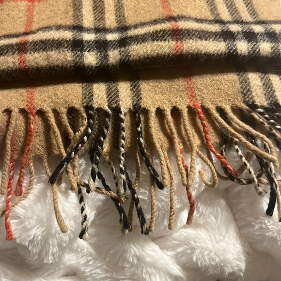 Burberry scarf - Picture 3 of 7
